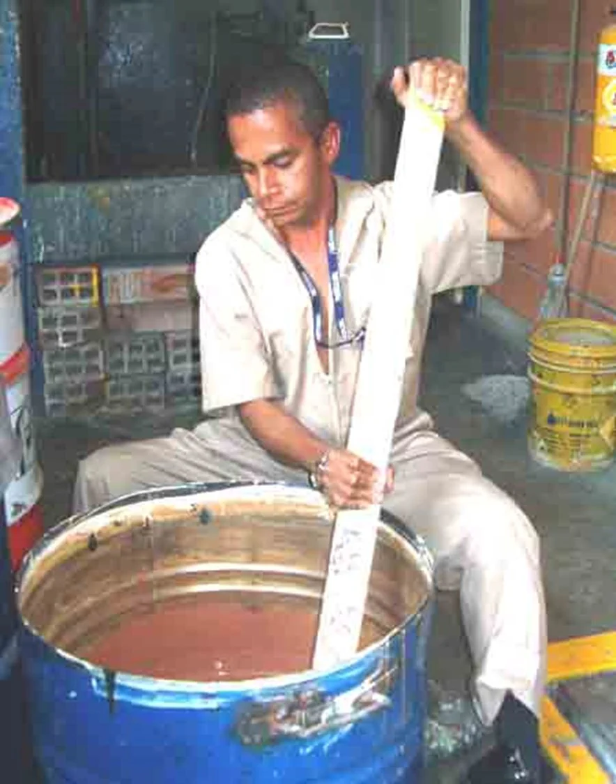 Producción manual en los inicios de Poliescol